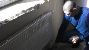 Удобный вариант вывода труб к батарее отопления.