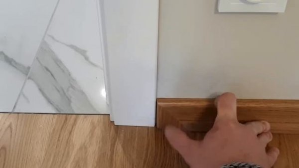 Монтаж плинтуса Barlinek.