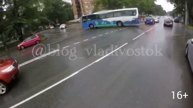 Автобус жёстко занесло во Владивостоке смотреть онлайн