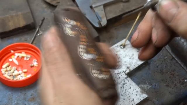 Инкрустация рукояти ножа и её доработка костью, рогом, перламутром, металлом (всечка в дерево).