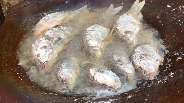 ? ЖАРЕНЫЕ КАРАСИ С ХРУСТЯЩЕЙ КОРОЧКОЙ НА САДЖЕ/ ЖАРЕНАЯ РЫБА/ Fried Fish? смотреть онлайн