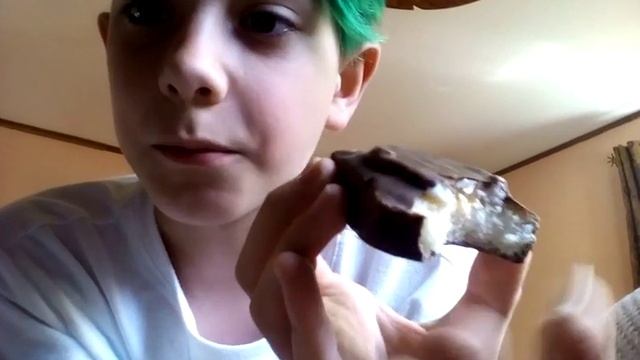 Trying weird snack (knife game challenge with pen only) смотреть онлайн