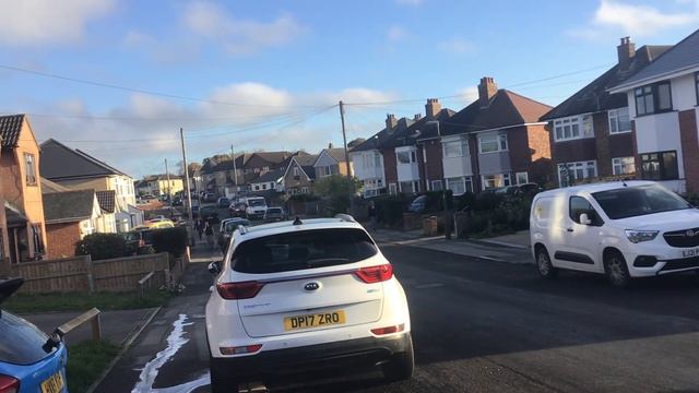 Minibus and a Mercedes Sprinter Tipper Truck passing the Bournemouth area (11/11/2022) смотреть онлайн