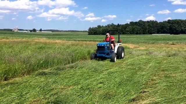 7ft Ford 501 3pt sickle mower on a Ford New Holland 1720 tractor mowing hay смотреть онлайн