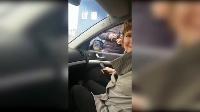 Пассажирка пытается вылезти из такси смотреть онлайн