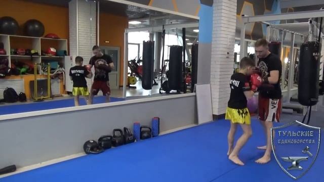 Тула. Тайский бокс. Работа на лапах и падах. Как правильно намотать боксёрские бинты/ Muay thai. смотреть онлайн