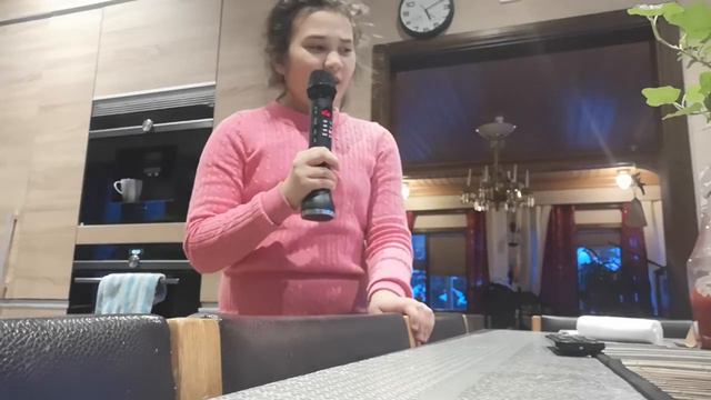My youngest daughter try to sing snowman (Sia - Snowman) смотреть онлайн