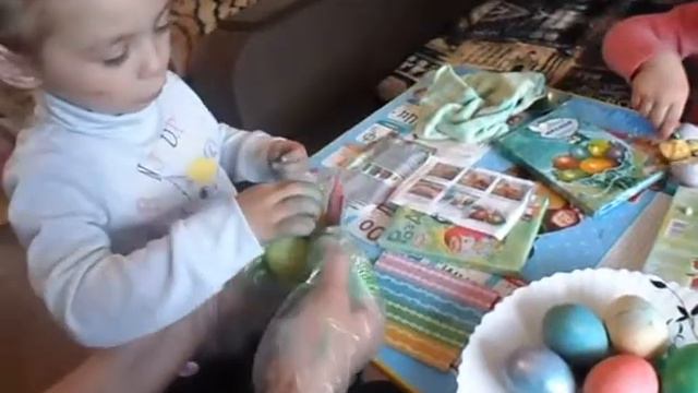 Девчонки красят яйца, видео для детей, пробуем разные красители для яиц смотреть онлайн