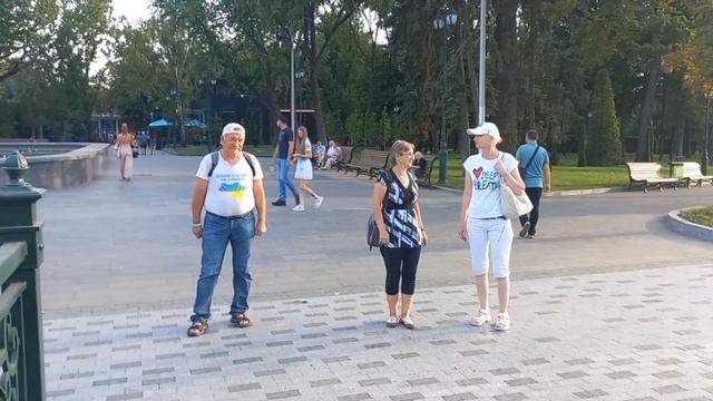 Харьков,танцы в саду снимает TV France. смотреть онлайн