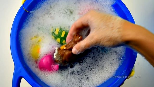 Wild Animals and Sea Animal Toys Paddling in Water For Kids | Educational Video смотреть онлайн