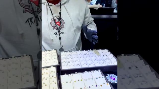 TraxNYC Review: 18k Gold Diamond Earrings (#66806) & (#66889) w/ Sapphire Earring Close Ups смотреть онлайн