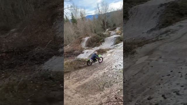 Power-Sliding a 1997 KDX220 смотреть онлайн