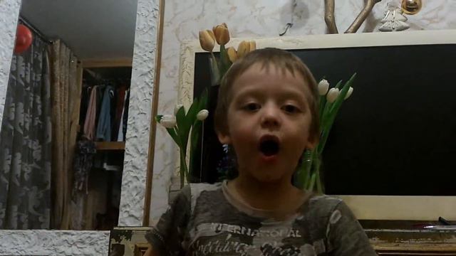 Малыш поздравляет маму, бабушку и сестёр смотреть онлайн