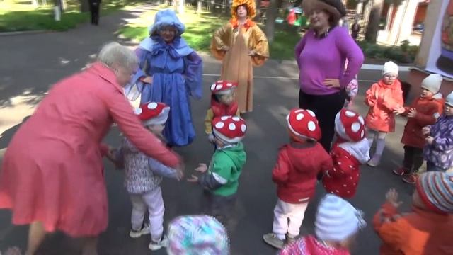 Праздник осени младшая "Солнышко" , средняя Зайчата" смотреть онлайн