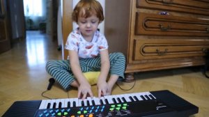 Малыш Ваня 3 года Играет на синтезаторе