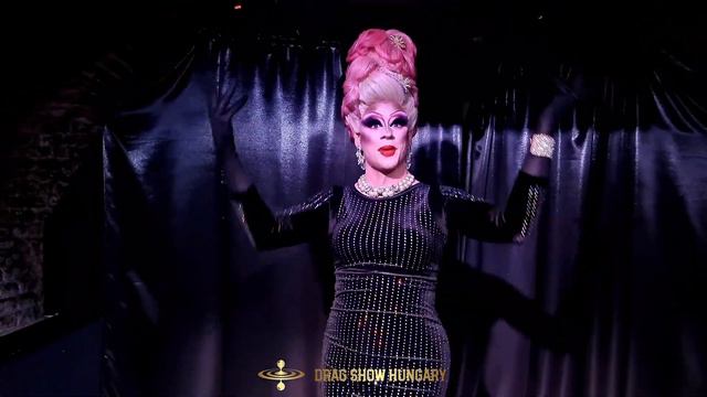 European drag queen Valerie Divine performing and serving cake in Polygon The Club Budapest :: 4K смотреть онлайн