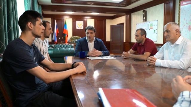Глава района наградил Омара Курбанова орденом «За заслуги перед Хасавюртовским районом" смотреть онлайн