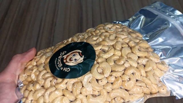 Орех кешью сырой крупный (вакуумная упаковка) "Орехов и Ко", 1 кг смотреть онлайн