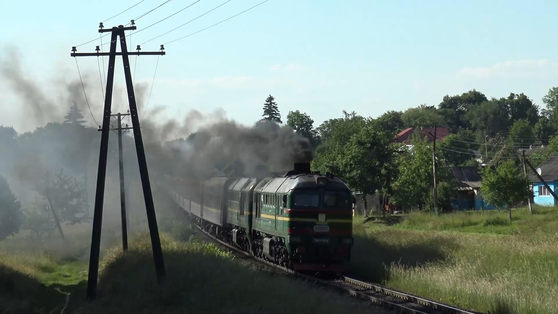 Сила. Тепловоз 2М62У тащит в горку состав. Советский тепловоз с дизелем мощностью 2000 лс.(1471 кВт) смотреть онлайн