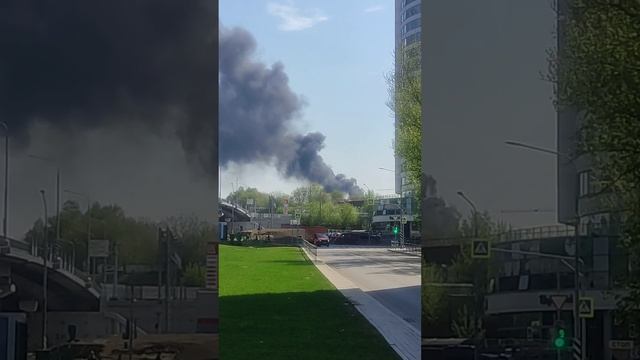 ❗️В Москве пожар: горит стройка у метро Парк Победы смотреть онлайн