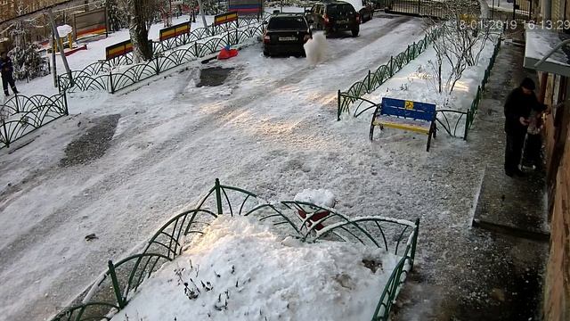 УК сбрасывает снег с крыши, Бабушкина 54А, Таганрог смотреть онлайн