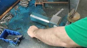 Кондуктор для изготовления крючков на вертикальную перфорированную стенку верстака или стенда.