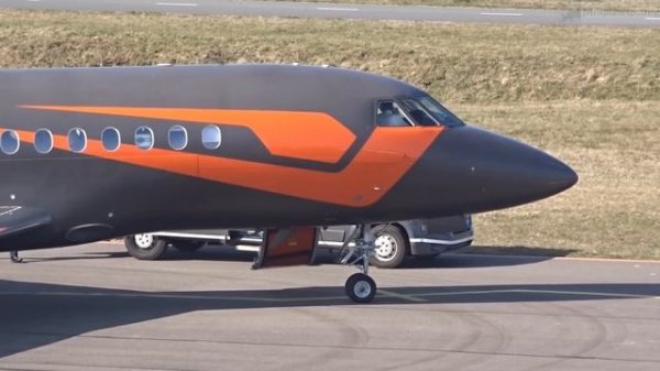 Max Verstappen Landing in his Private Jet at Eindhoven Airport | Includes Deboarding