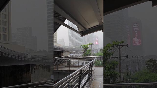 спасаемся от тропического дождя Бангкока в метро смотреть онлайн