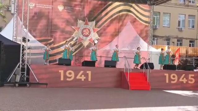 В роще калина. Хореография Е.В. Лычева, парк МИИТ. 03.05.23 смотреть онлайн