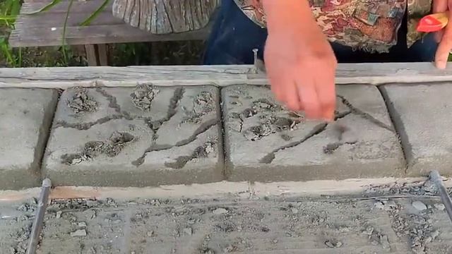 Бордюр для дачи своими руками из цемента просто и без заморочек. Садовый декор, простая идея! смотреть онлайн