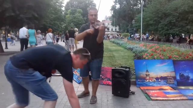 Украина,Одесса,Дерибасовская,Аллилуйя,Скрипач Роман/Odessa,Deribasovskaya,Hallelujah,Violinist Roma смотреть онлайн