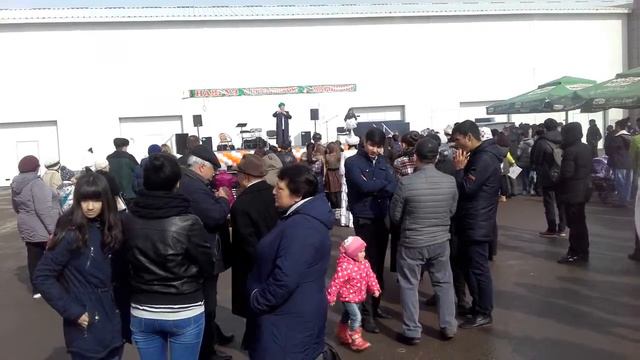 Много народу на празднике Навруз на Рынке Зурбазар смотреть онлайн