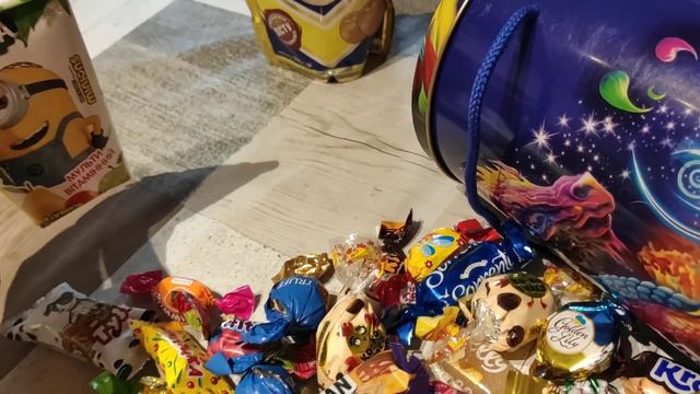 Получили украинские продукты. Новогодний подарок с конфетами для Евы из Украины. смотреть онлайн
