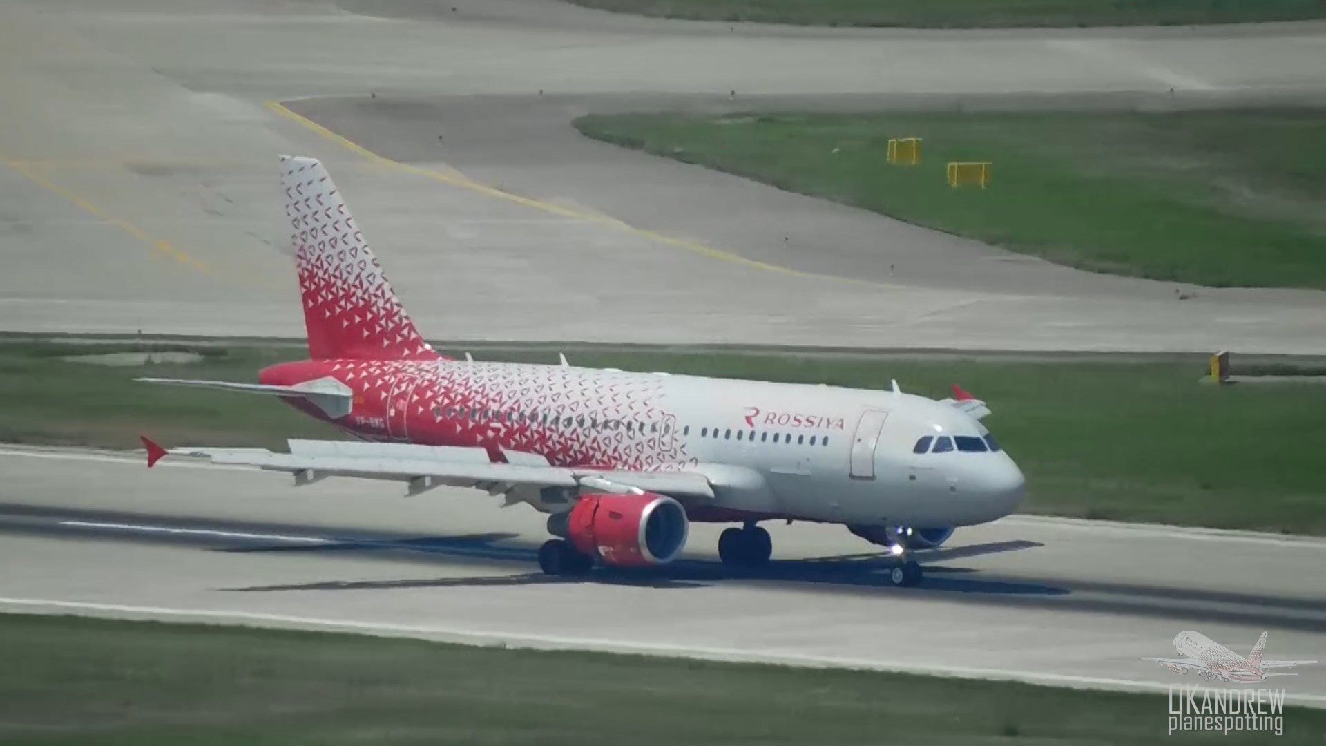 Самолеты Боинг Эйрбас и Суперджет - кто красивее притирает. смотреть онлайн