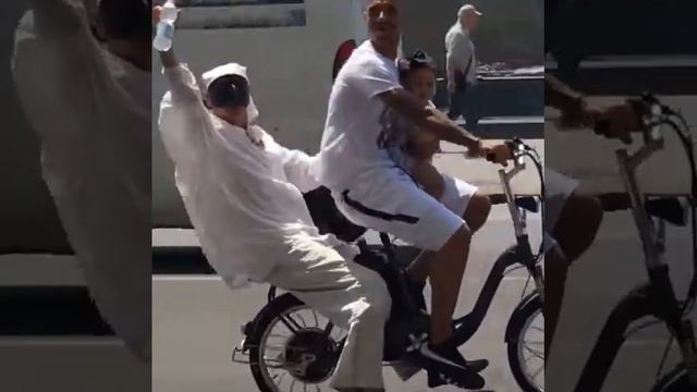 Armando Izzo, giro in bici con Pulcinella смотреть онлайн