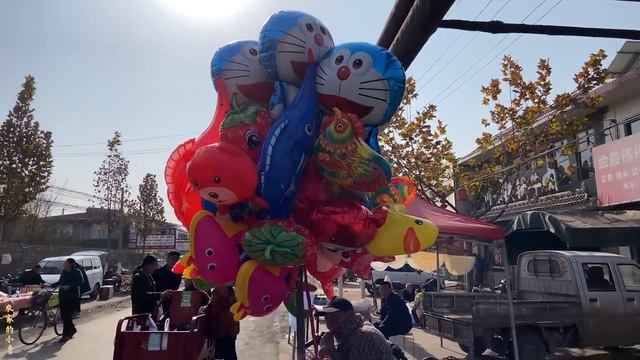 农村集市赶集，小勇买菜都是成袋搬，再来一碗特色牛肉丸子面，收获满满！【农家的小勇】