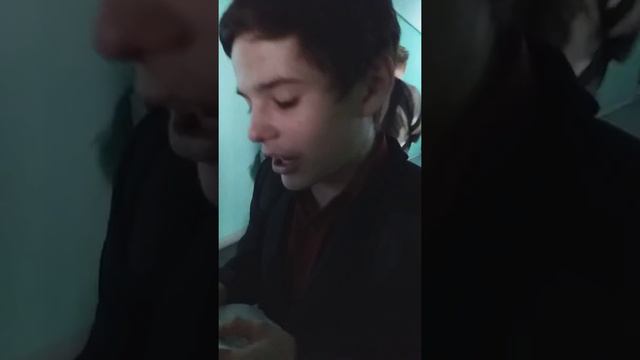 Антон поёт песню Смуглянка-Молдованка смотреть онлайн