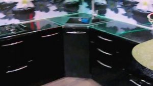 Угловой кухонный гарнитур с МДФ фасадами и барной стойкой.