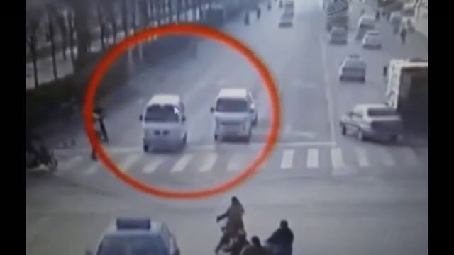 В Китае неизвестная сила опрокинула несколько автомобилей смотреть онлайн