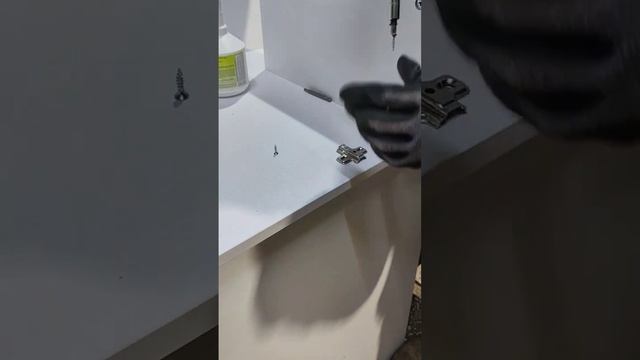 нельзя вкручивать саморез,просто в Лдсп. нужно устанавливать пластиковые бусолы(футорки) #крепеж смотреть онлайн