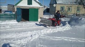 Беларус МТЗ 132н зимой, чистим снег.