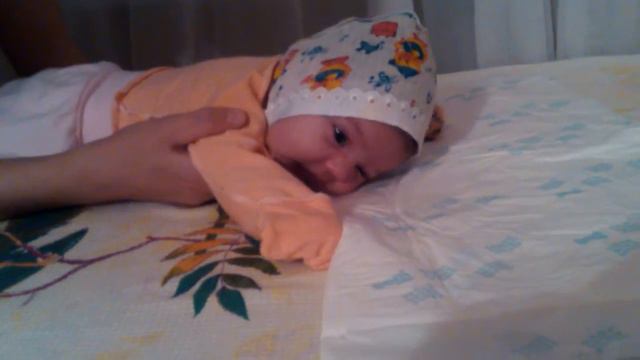 Надя пытается поднять голову 3,5 недели смотреть онлайн