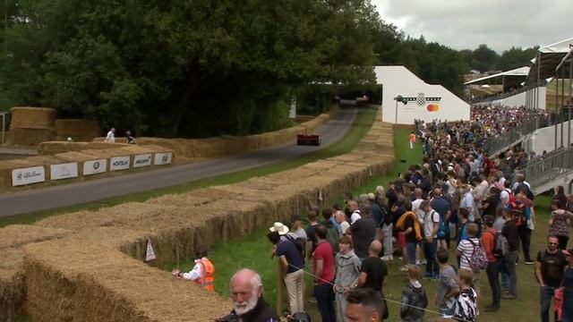 Mario Andretti drives stunning V12 Ferrari 512S up Goodwood hill смотреть онлайн