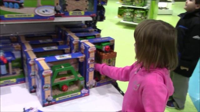 Oгромная Игровая Железная Дорога Наташа Играет с ней в Магазине Toy Rail Road in Mall Of America смотреть онлайн