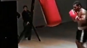 Майк Тайсон. Тренировка на мешке.