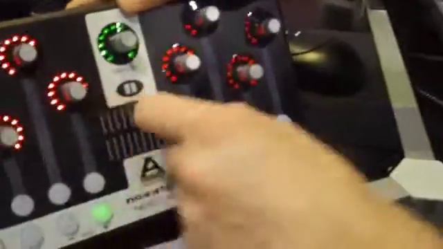 NAMM 2009 **NEW* Novation Nocturn MIDI Controller w/ Traktor Scratch Pro смотреть онлайн