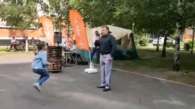 Первый день общероссийского голосования во дворе дома 5 по улице Урицкого.