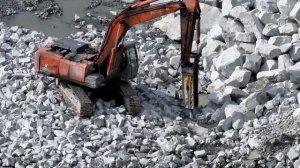 «Разрушитель» Экскаватор с гидромолотом долбит гранит