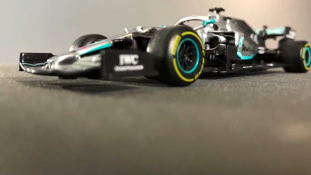 Bburago 1/43 scale Mercedes AMG W10 EQ Power+ F1 Diecast Review смотреть онлайн