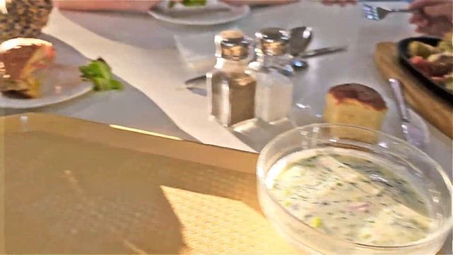 Анапа кафе Шпинат на Астраханской улице. Зашли перекусить вечером с детьми летом 2023 г Еда в Анапе смотреть онлайн